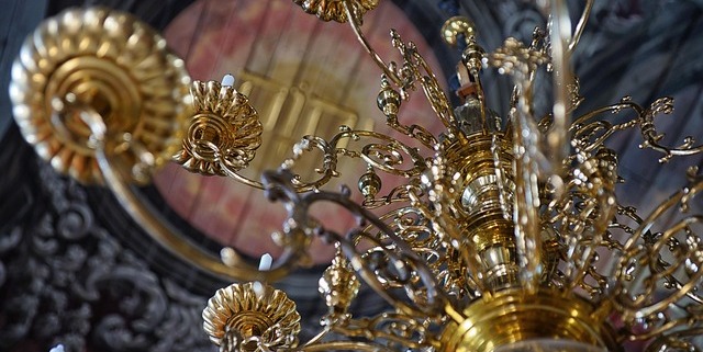 Kroonluchters: klassieke verlichting voor elegante interieurs